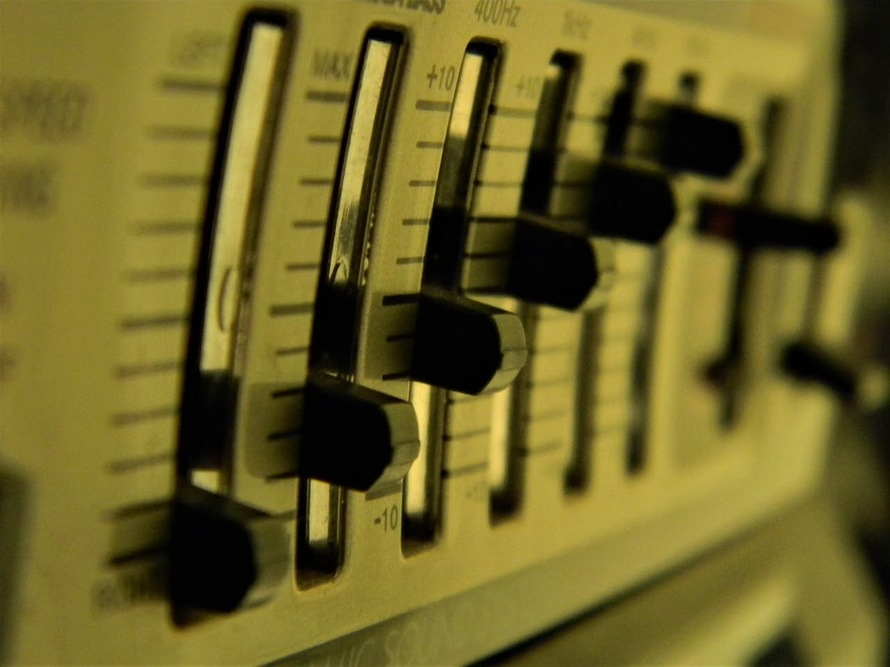 Come chiedere al vicino di abbassare la musica: il tono giusto