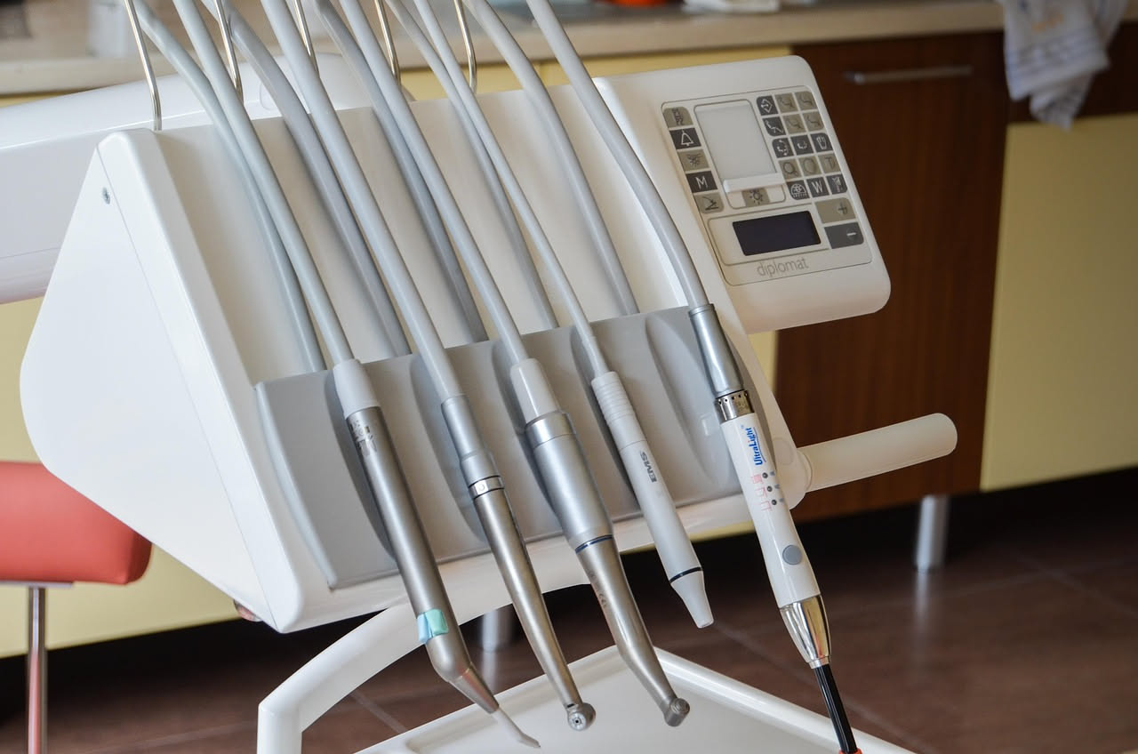 Assistente alla poltrona del dentista a quaranta anni: come cambiare carriera