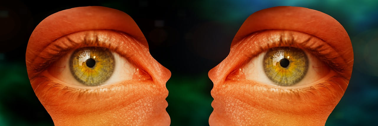 Persona che scrive un messaggio a una intelligenza artificiale su schermo di computer, testo che appare stilizzato e robotico nella bolla di conversazione