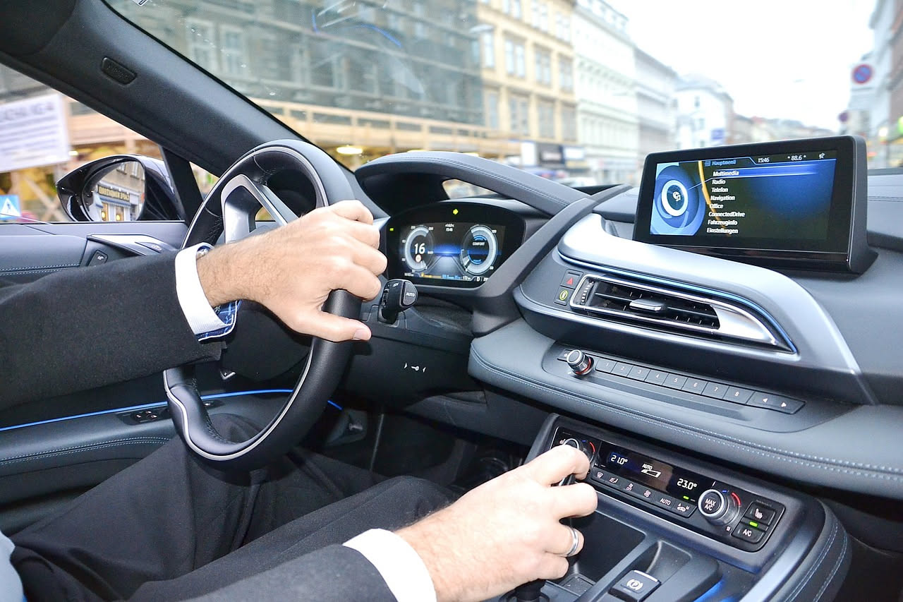 Come funziona la guida autonoma: la spiegazione completa