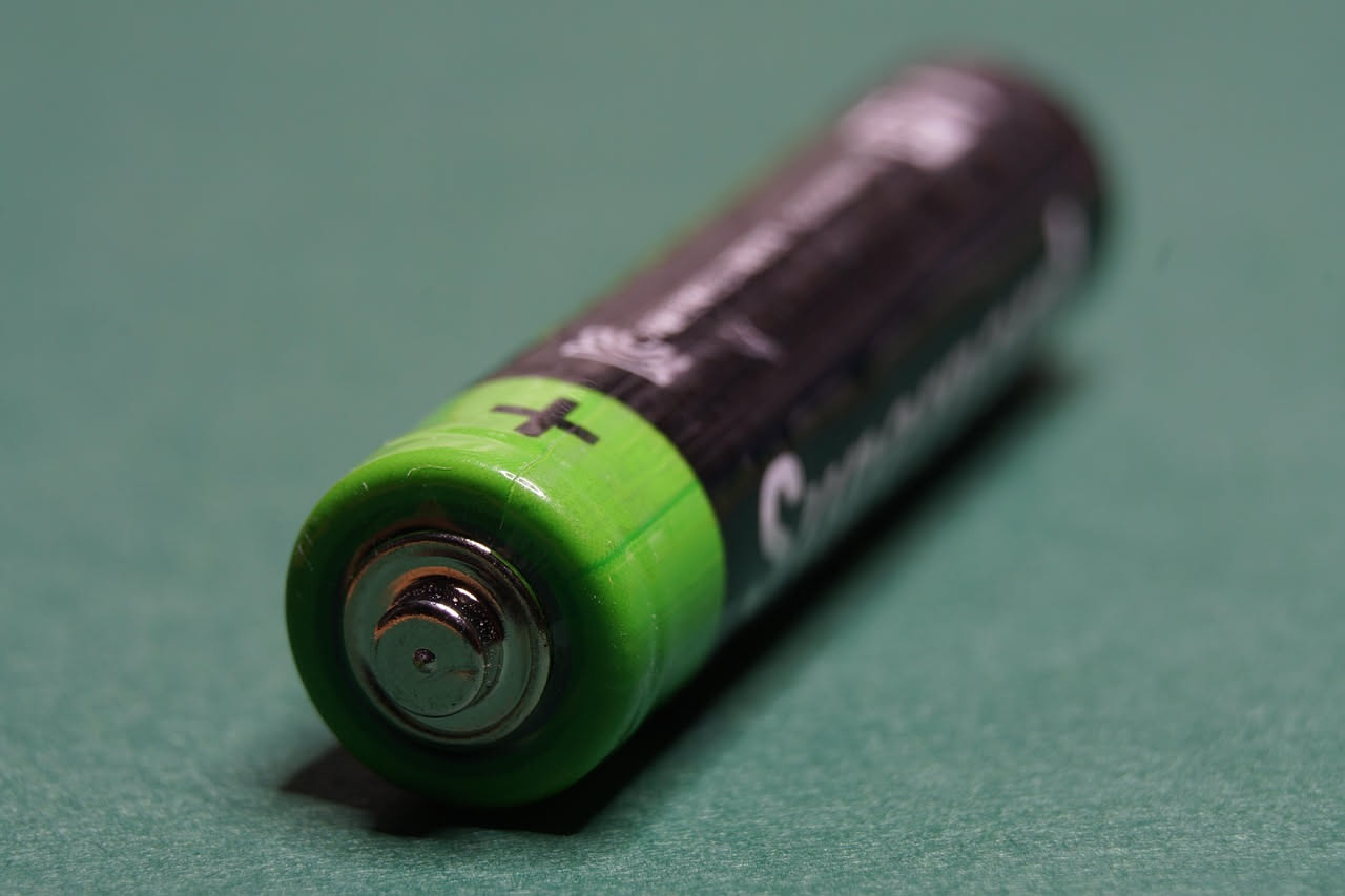 Come funziona una batteria al litio: la reazione chimica dietro i tuoi dispositivi