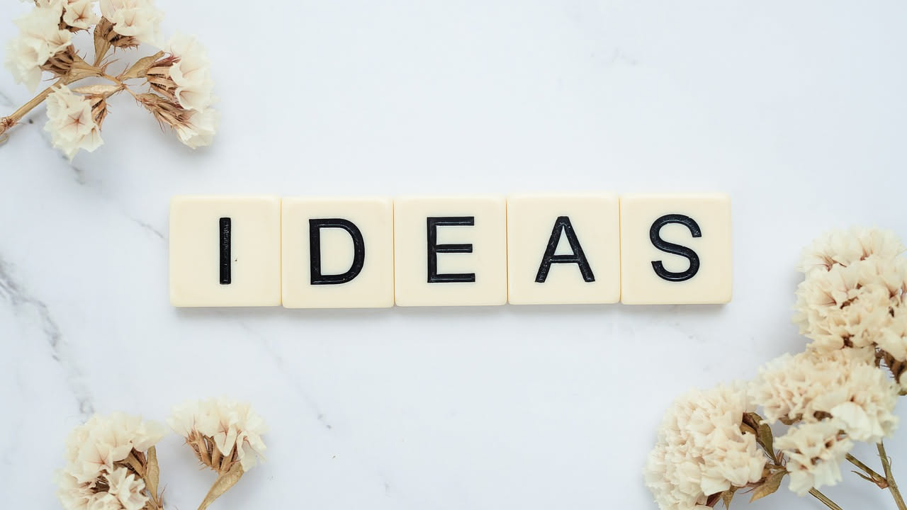 Come scrivere un prompt per generare idee: la tecnica efficace
